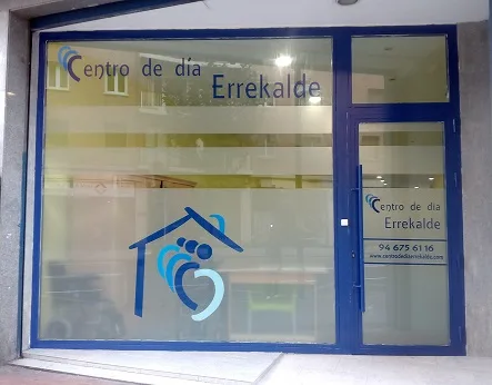 Personas participando en actividades del Centro de Día Errekalde